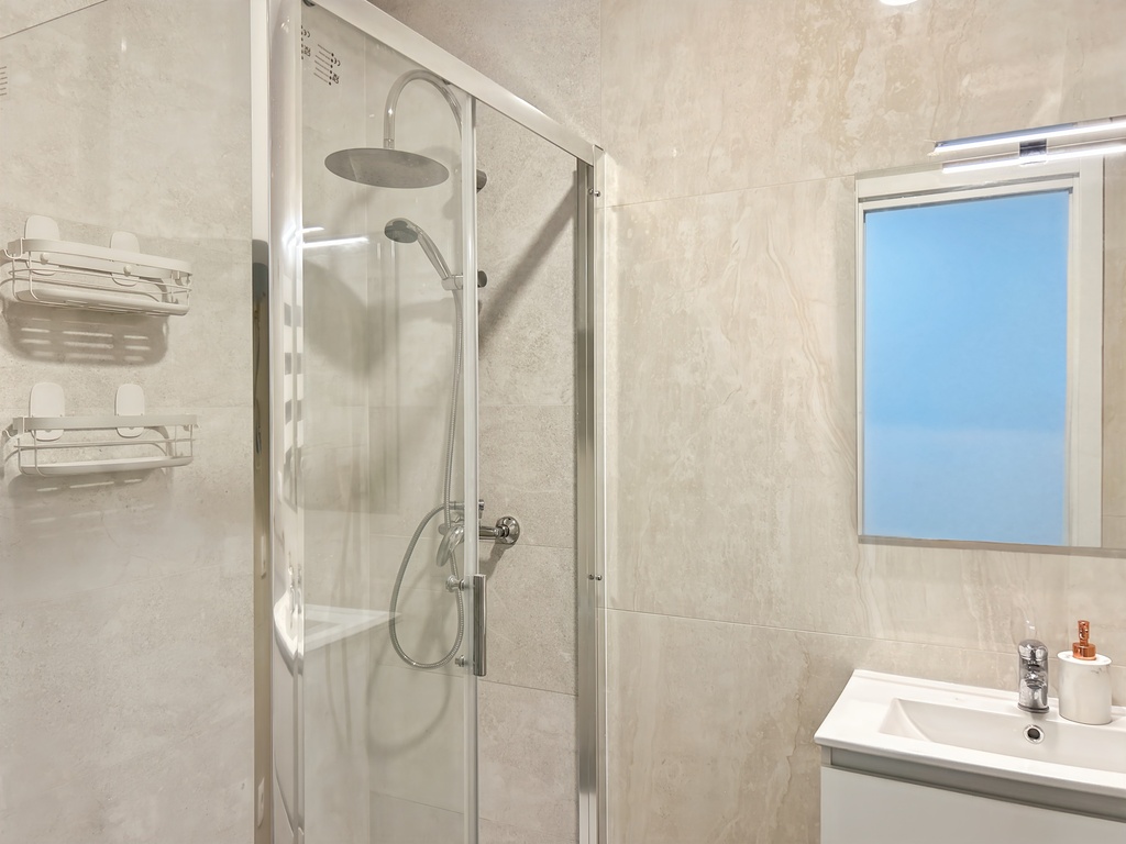 Photo_6_1_5ab4_Easy-Resize.com